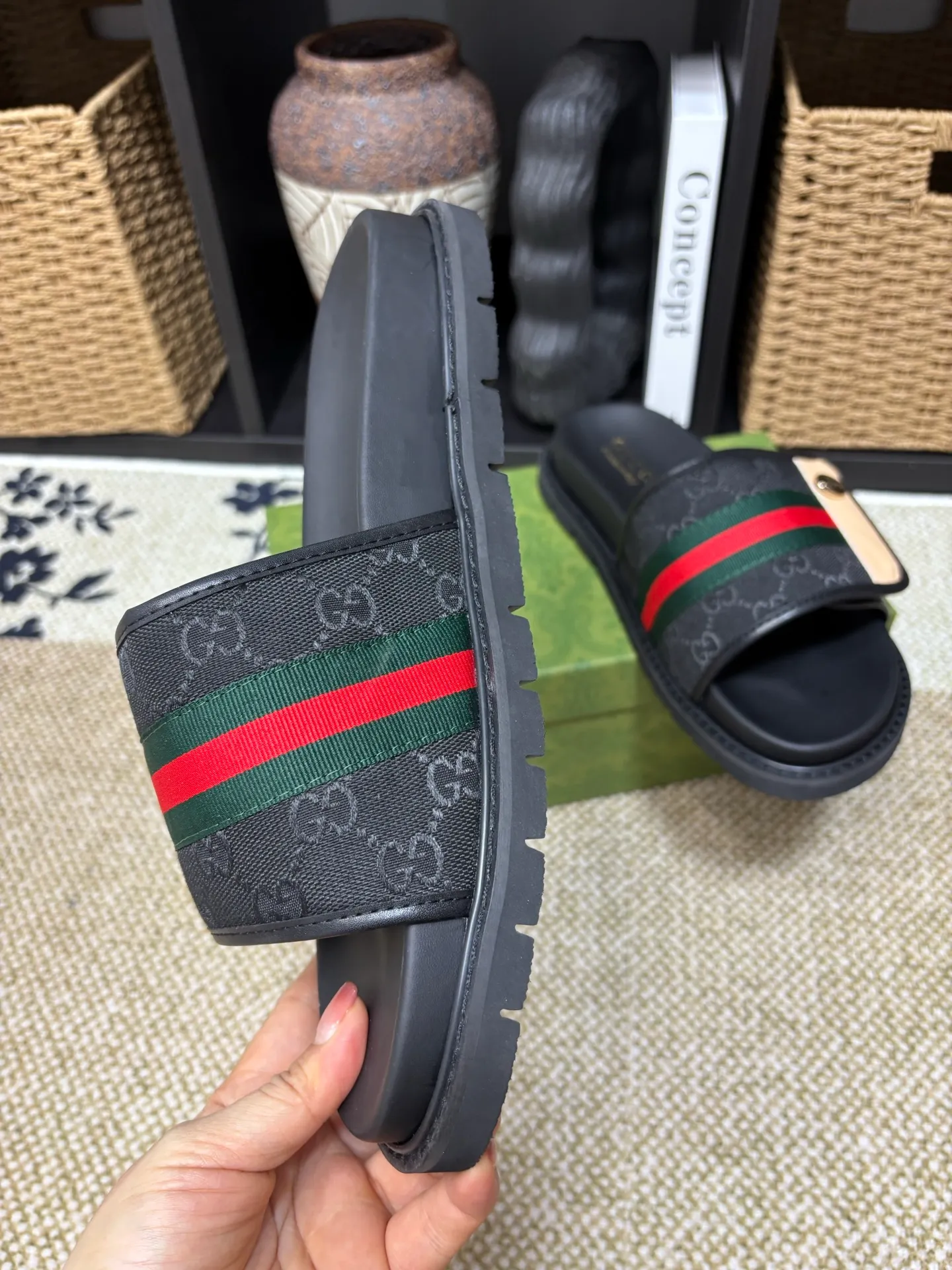 Factory 💰 300 yuan Gucci slippers] high-end men's shoes brand official website 1:1 latest masterpiece: original mold customization, the fabric is made of imported original materials, upgraded outsole, lighter and non-slip. The market's top quality, simple yet tasteful, a must-have for fashionistas, fashionable at your feet, full of confidence, the same style at the counter 👍The season of summer slippers is here. Code: 38-45 (45 customized)